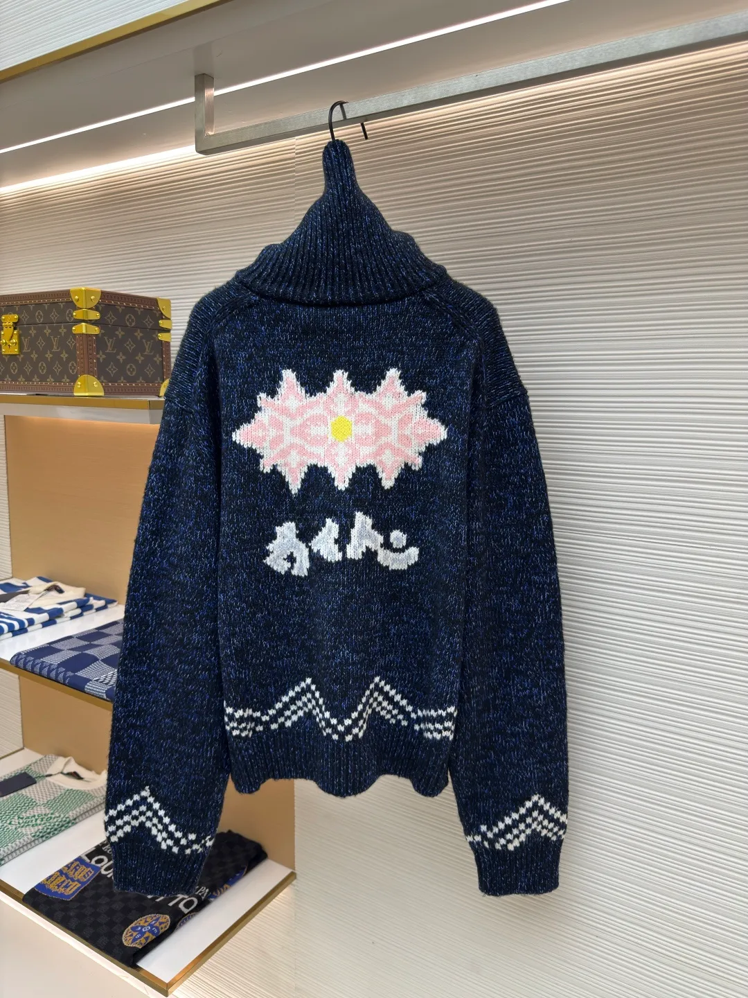 LOUIS VUITTON Nigo series zipper knitted tunic jacket ●Authentic product: 25000 purchase and development ●Item number: 1680005-B40 ●Fabric: wool fabric ●Technology: jacquard production ●Version: fitted version ●Weight: about 1430 grams ●Size: S-M-L-XL ●Description: This tunic jacket focuses on Pharrell Williams and Nigo in 2025 A creative picture drawn together in autumn and winter. A koi carp wearing the LV logo swims on the front, and behind the cherry blossoms and Japanese text marks, Nigo’s cultural origins are revealed. Sophisticated patterns are intarsia and embroidered on a cotton-wool-blend knit that's textured as finely as if it were handmade. Beaded zip pulls add an elegant touch to the comfortable silhouette. The overall wiring is straight and delicate, the fabric is comfortable and soft, and the color is consistent without color difference. It can be matched with the same style to create a fashionable look and control various occasions. Customized accessories, complete with three standards, same style for men and women!